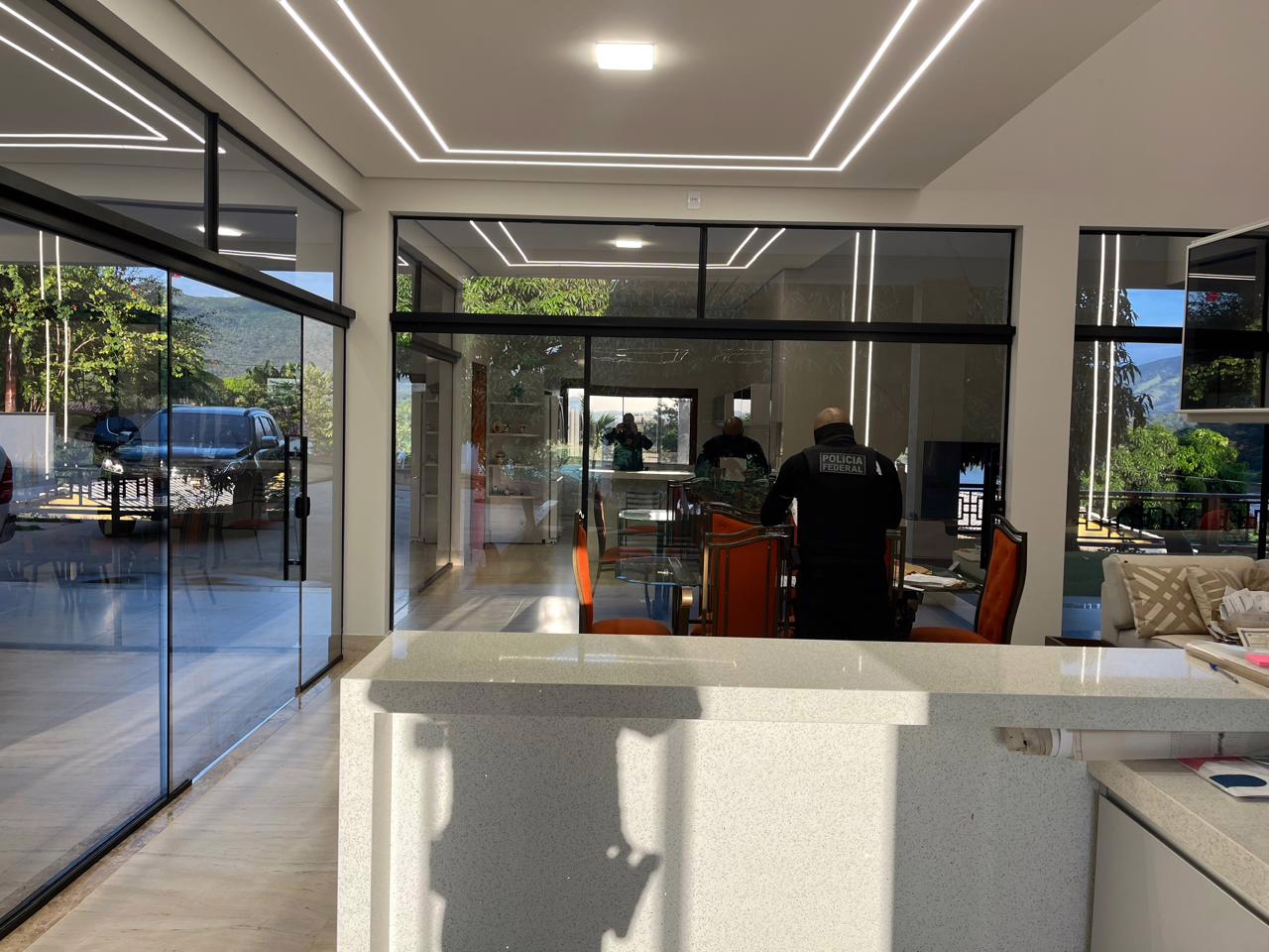 De acordo com a PF, a operação também busca garantir a rastreabilidade de recursos minerais pertencentes à União, que teriam sido extraídos e comercializados de forma ilícita.