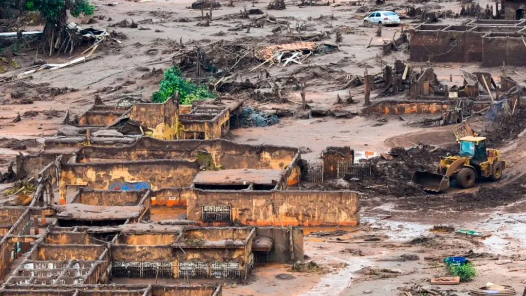Tragédia do rompimento da barragem em Mariana.
