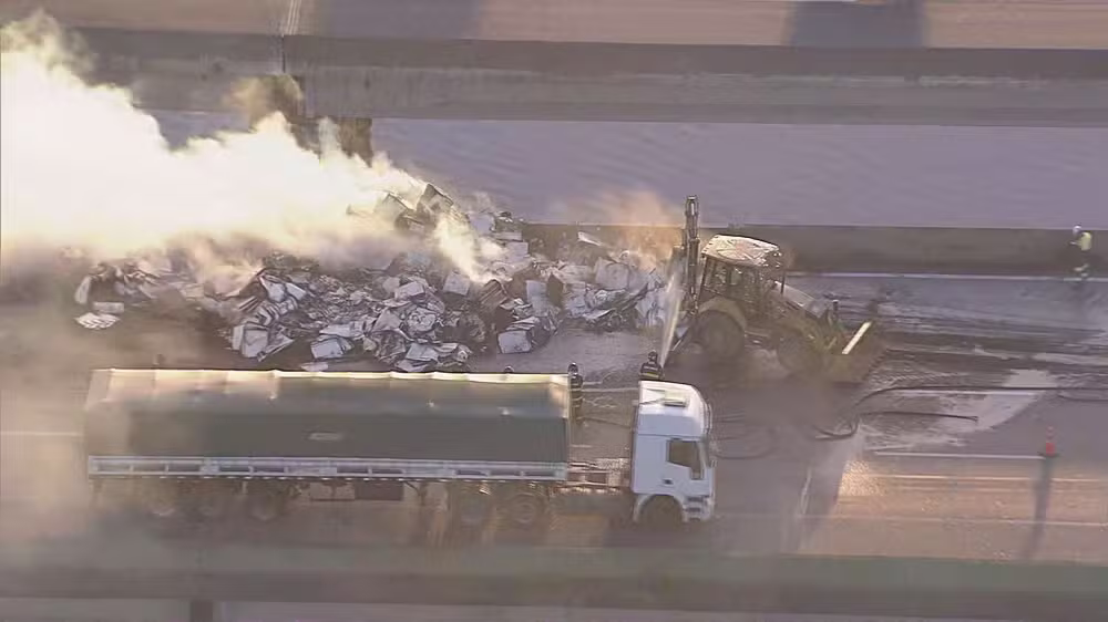 Carreta com celulose tomba e pega fogo na Rodovia dos Imigrantes, em São Bernardo do Campo, na Grande SP.