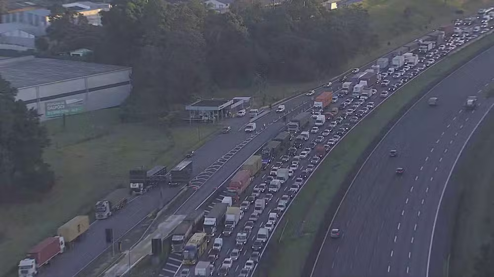 Congestionamento na Rodovia dos Imigrantes, em São Bernardo, em razão da carreta que tombou e pegou fogo.