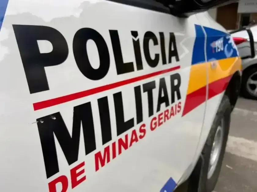 Após o furto, o homem seguiu para a Rua Carvalho, onde tentou arrombar outra loja, desta vez especializada na venda de celulares.