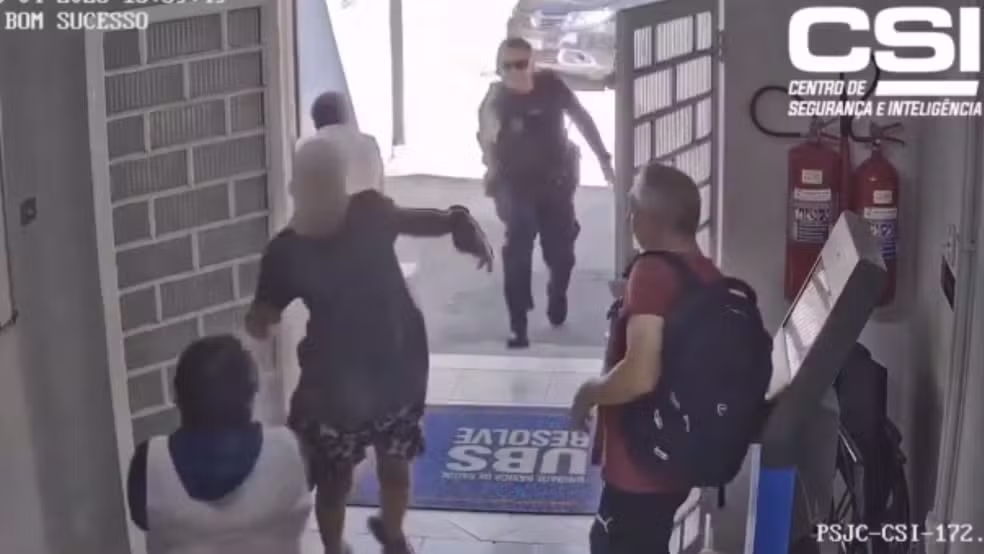 Suspeitos tentaram fugir e foram alcançados dentro de uma unidade de saúde. Ninguém ficou ferido.