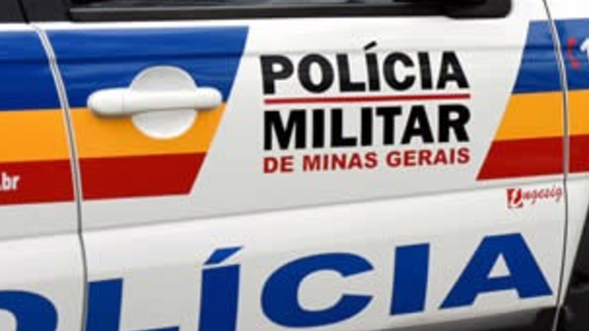 Diante da situação, os dois suspeitos foram presos em flagrante e encaminhados à delegacia, junto com o material apreendido.

O veículo utilizado pelos suspeitos foi recolhido e levado para um pátio credenciado.