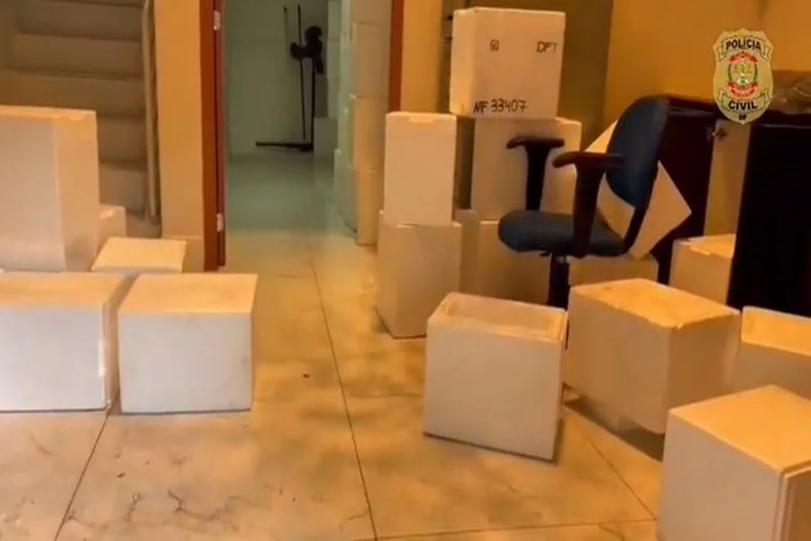 O esquema foi revelado pela 10ª DP durante o cumprimento da operação Alto Custo. Ao todo 17 mandados de busca e apreensão foram cumpridos