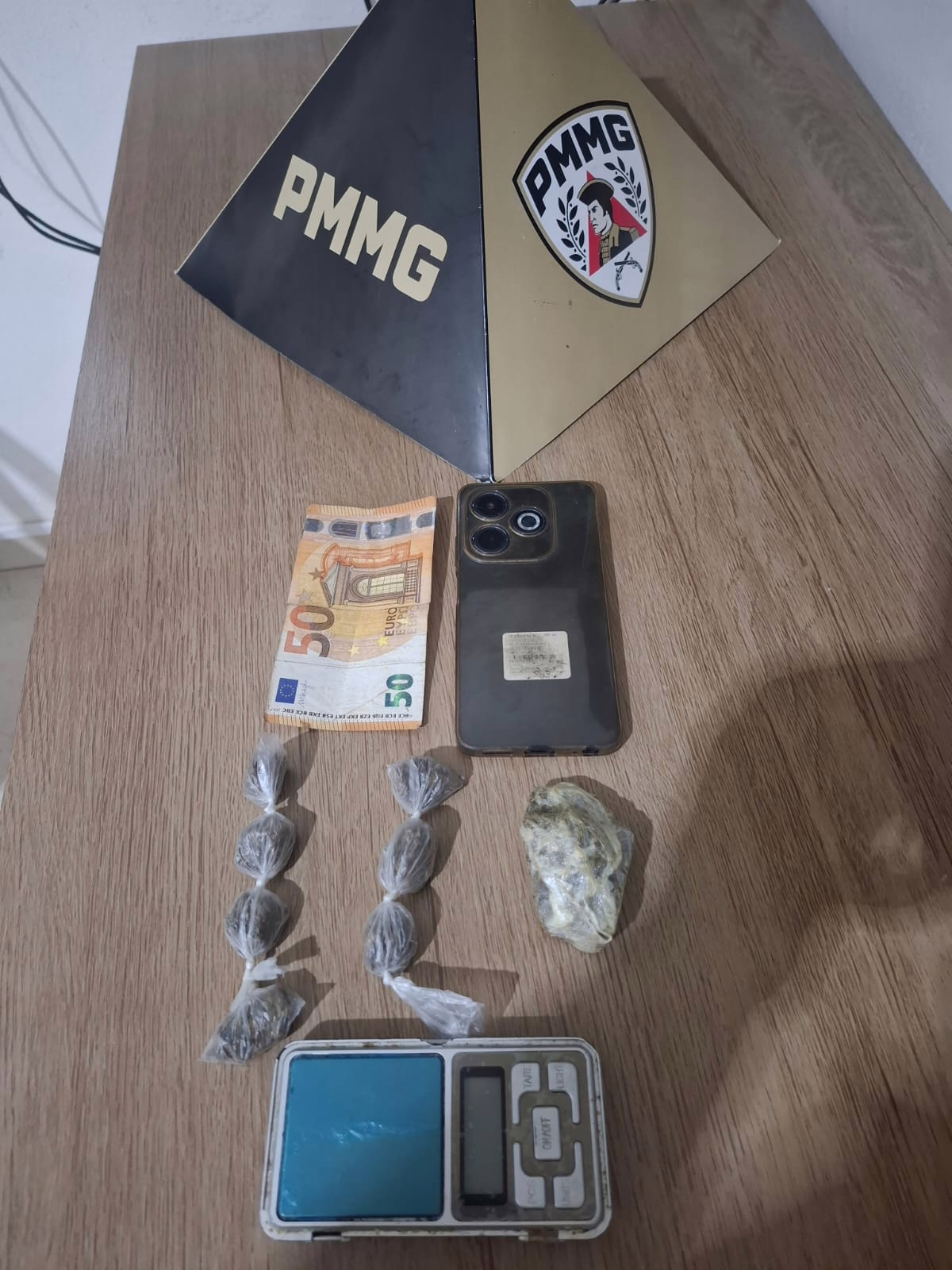 Após a perseguição, dois autores foram abordados e detidos, sendo que um deles é menor de idade. Um terceiro suspeito conseguiu escapar e segue sendo procurado.