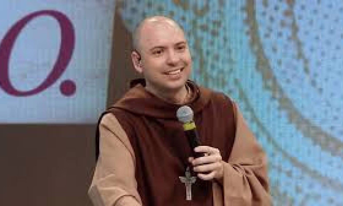 Frei Gilson aparece como uma figura estratégica pela presença digital robusta e engajamento constante entre jovens e adultos
