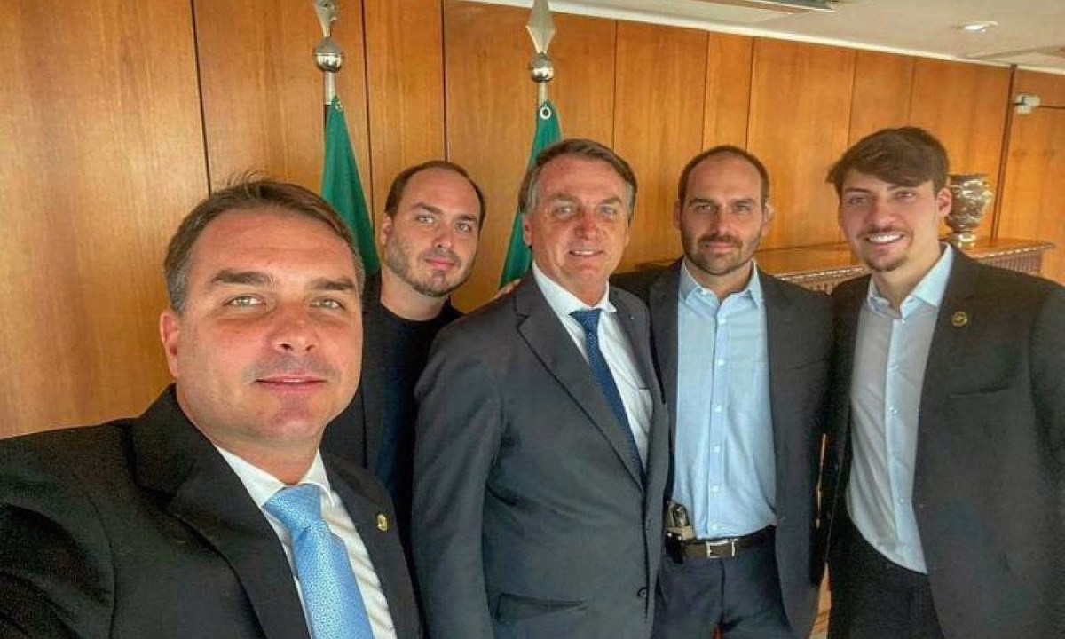 Na foto, da esquerda para a direita: Flávio, Carlos, Jair, Eduardo e Jair Renan
