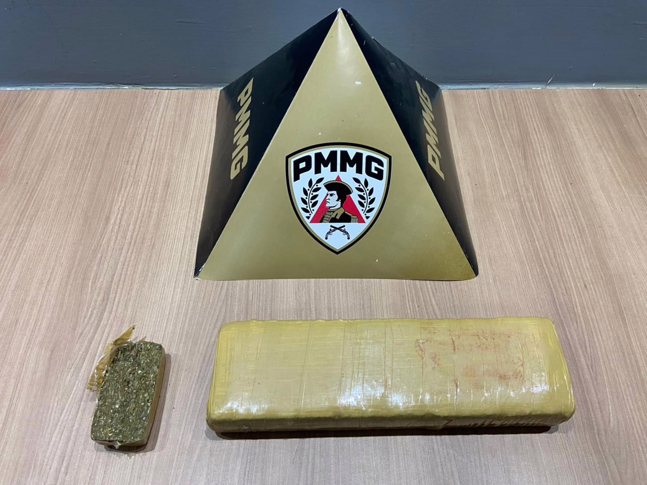 Durante a busca pessoal, foram encontradas uma barra grande de maconha e duas barras menores da mesma substância, que estavam ocultadas sob a roupa.