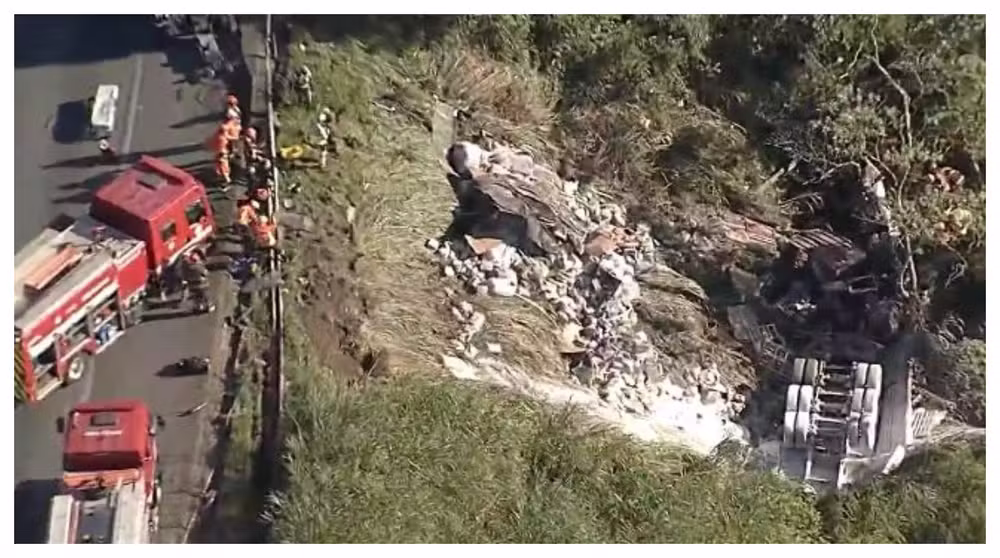 Caminhão tomba em ribanceira na Rodovia dos Bandeirantes