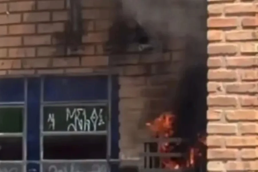 Fogo começou na caixa de energia e foi controlado rapidamente. Ninguém se feriu