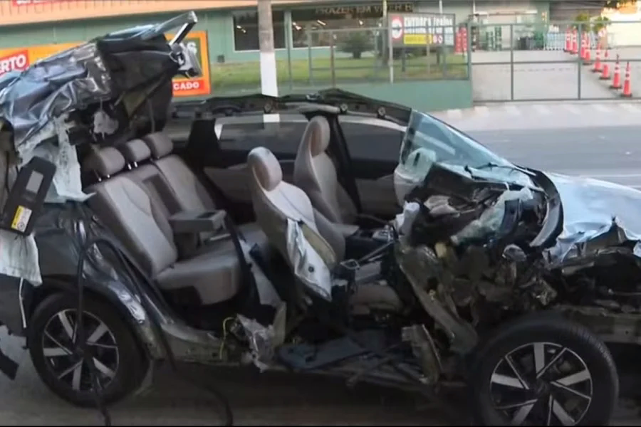 Colisão arrancou teto de carro na madrugada na zona sul de SP, onde dois ocupantes de um dos veículos apresentaram sinais de embriaguez.