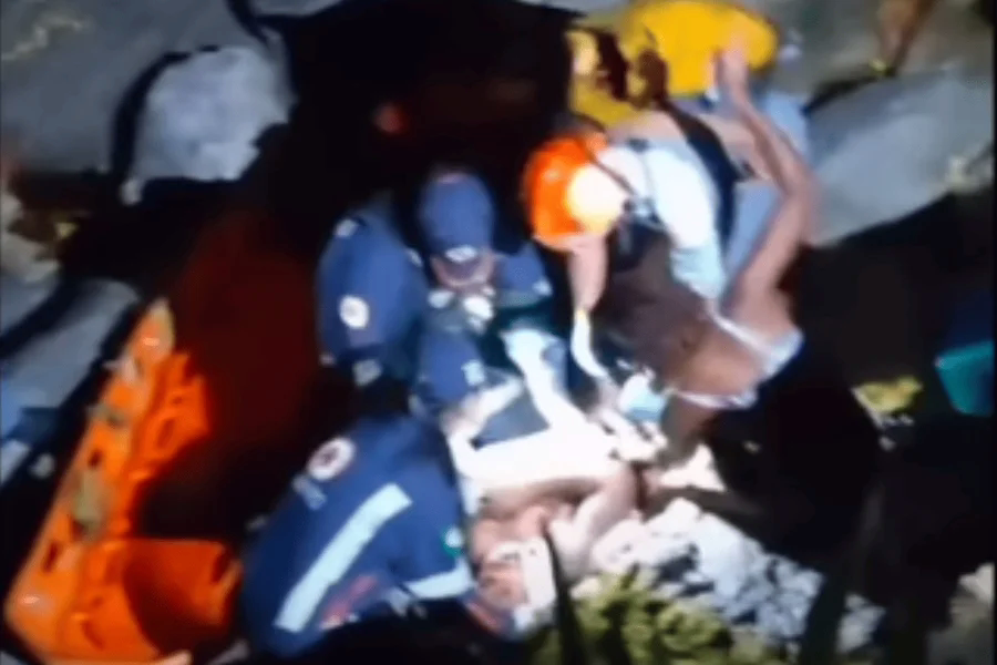 Turista caiu de uma costeira em praia de Ilhabela, litoral norte de SP. Ela teve ferimentos no rosto, braços e na perna