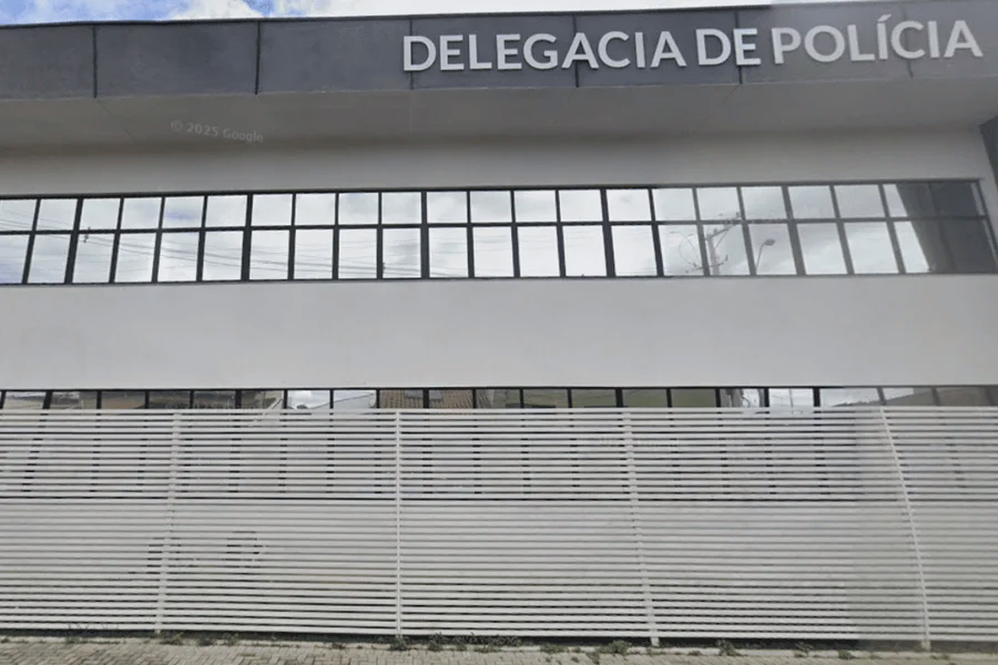 A Guarda Civil Municipal foi acionada e prendeu o suspeito em flagrante. A mulher foi encontrada com ferimentos graves e não sobreviveu.