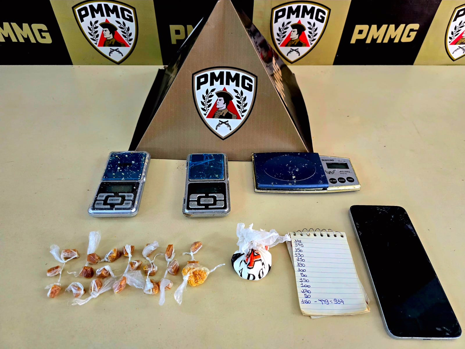 Durante as buscas, foram encontradas porções de crack e cocaína, além de balanças de precisão. A vítima apresentava lesões corporais visíveis, conforme apontado na ocorrência.