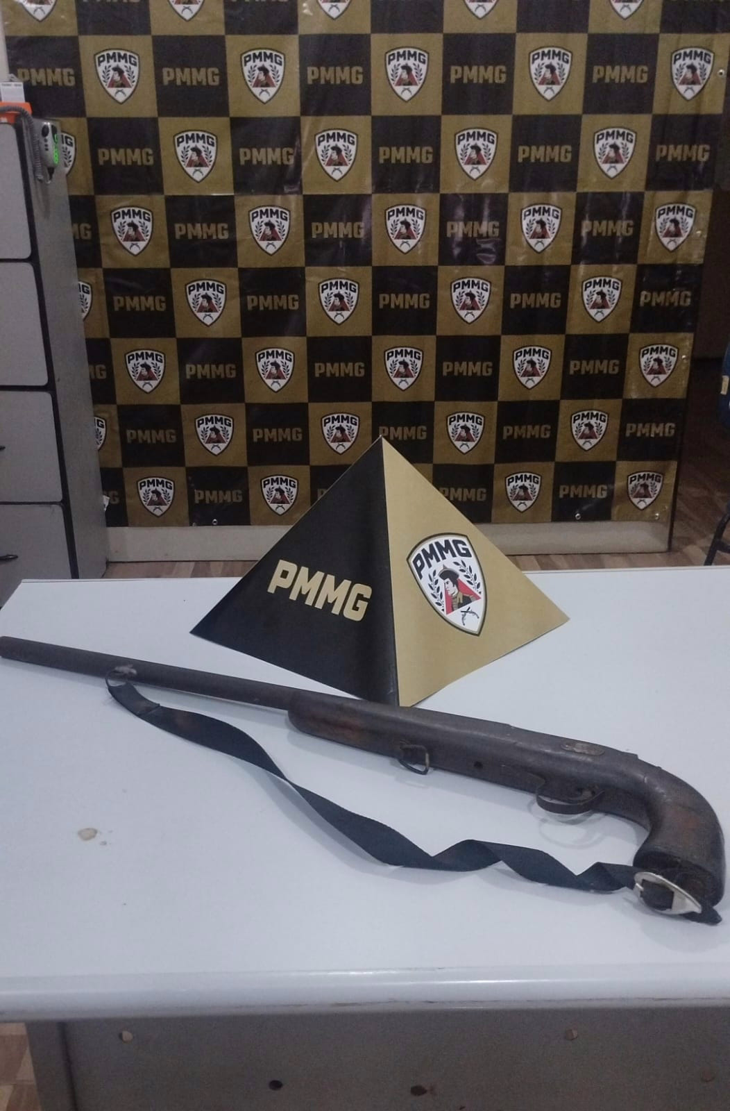 O menor que o acompanhava foi liberado e entregue à responsável legal