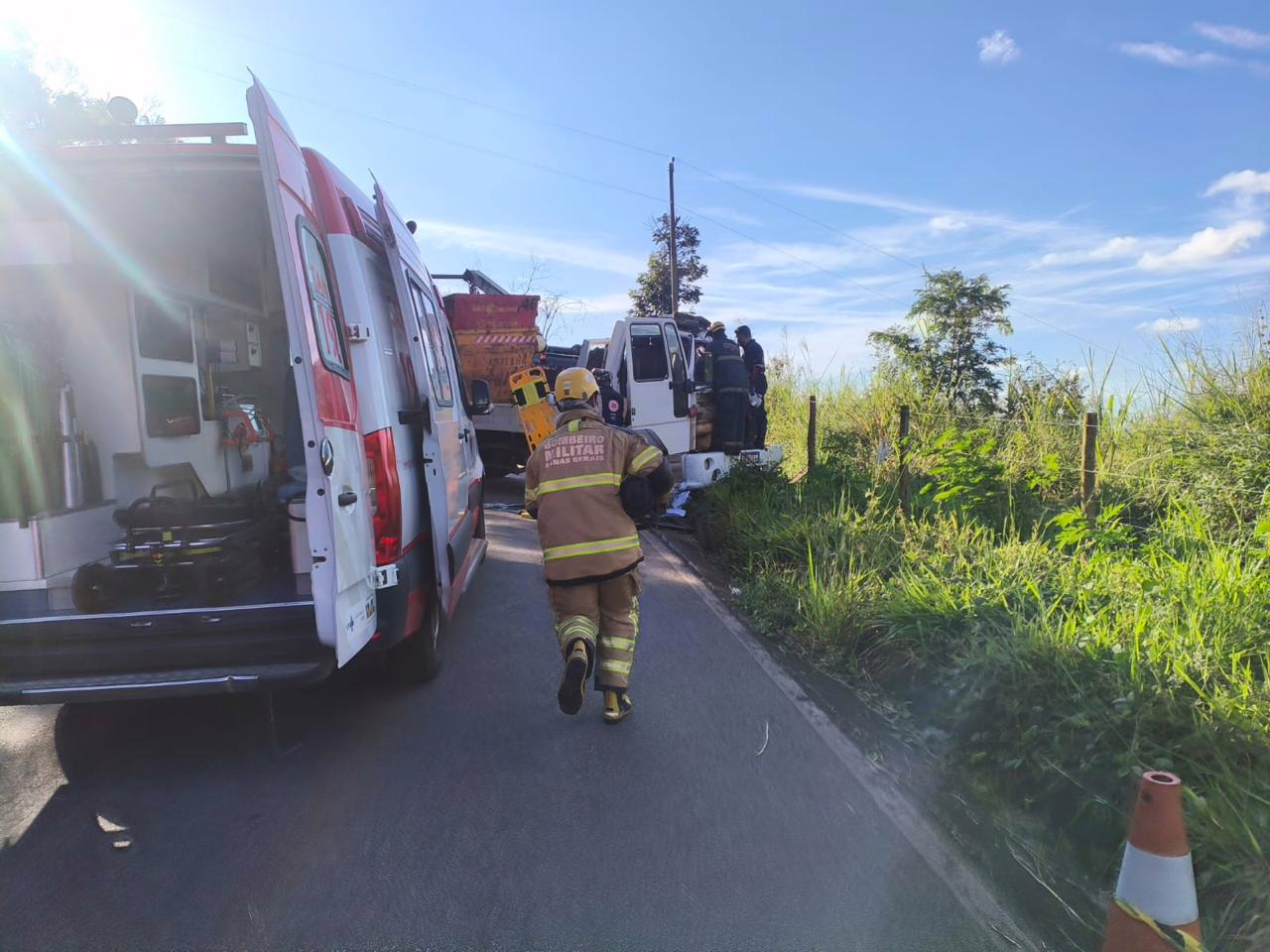 Segundo informações repassadas pela corporação, equipes foram mobilizadas com viaturas de salvamento e combate e seguiram rapidamente até o local da ocorrência.