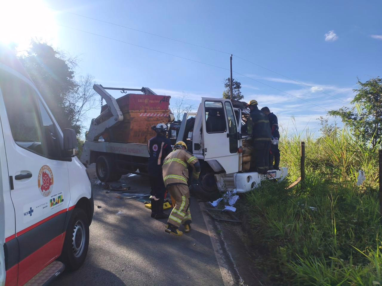 Segundo informações repassadas pela corporação, equipes foram mobilizadas com viaturas de salvamento e combate e seguiram rapidamente até o local da ocorrência.