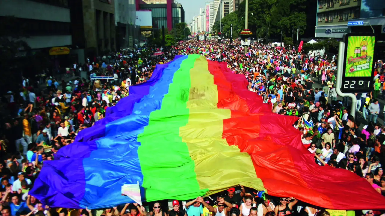 Parada LGBT+ de São Paulo, que acontece na Avenida Paulista 
L