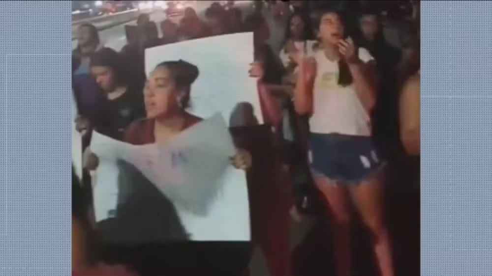 Parentes e amigos realizaram um protesto na RJ-106, pedindo justiça, cobrando a rápida apuração do crime e mais segurança na região