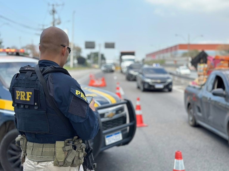 Durante a operação, a PRF intensificou a fiscalização desde o início do feriado, com foco em trechos considerados críticos e em infrações que aumentam o risco de colisões.