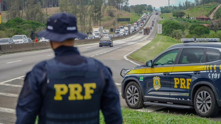 Durante a operação, a PRF intensificou a fiscalização desde o início do feriado, com foco em trechos considerados críticos e em infrações que aumentam o risco de colisões.