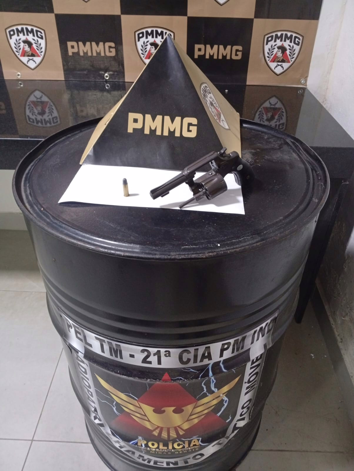 Nas proximidades, foi encontrado um revólver calibre .32, municiado com uma munição intacta, que teria sido dispensado no local.