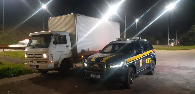 Durante a inspeção, os policiais localizaram as placas originais, que haviam sido retiradas e substituídas por outras adulteradas.