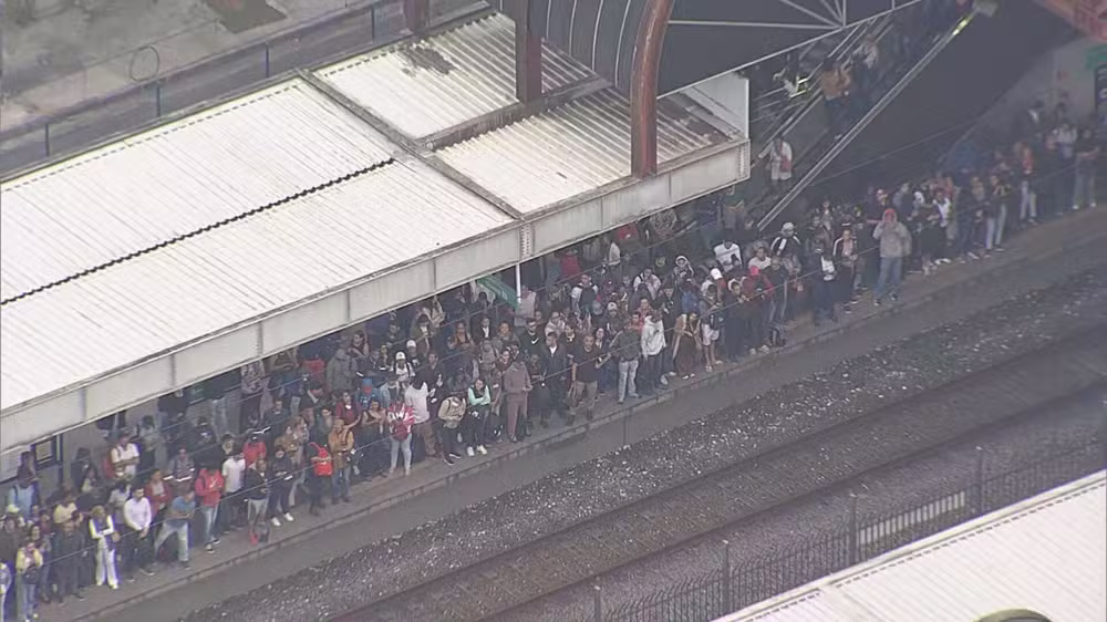 Falha na Linha 9-Esmeralda da ViaMobilidade causa superlotação nas plataformas