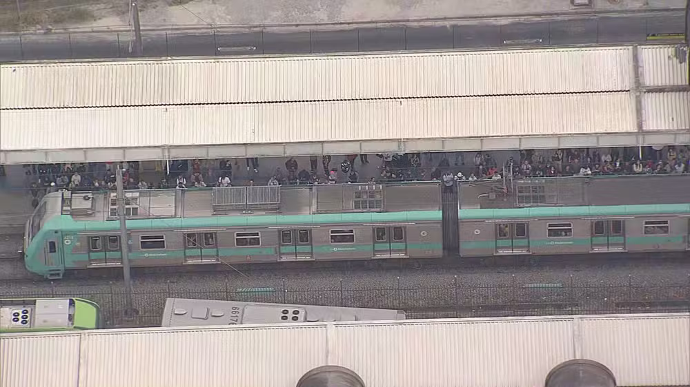 Trens circulam com lentidão na Linha 9-Esmeralda, da Viamobilidade, na manhã desta sexta-feira (24).