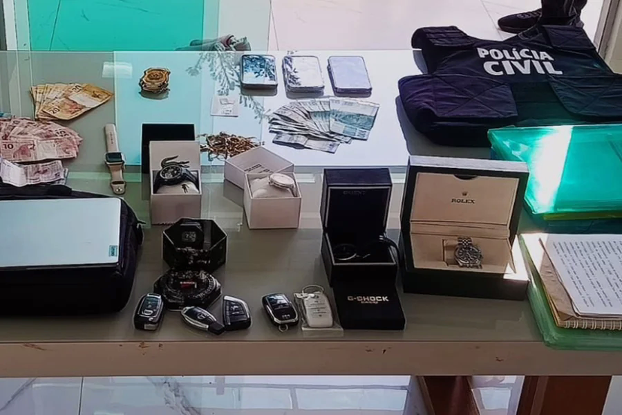 Segundo a polícia, sete mandados de prisão preventiva e dez de busca e apreensão foram cumpridos; bens da família foram bloqueados
