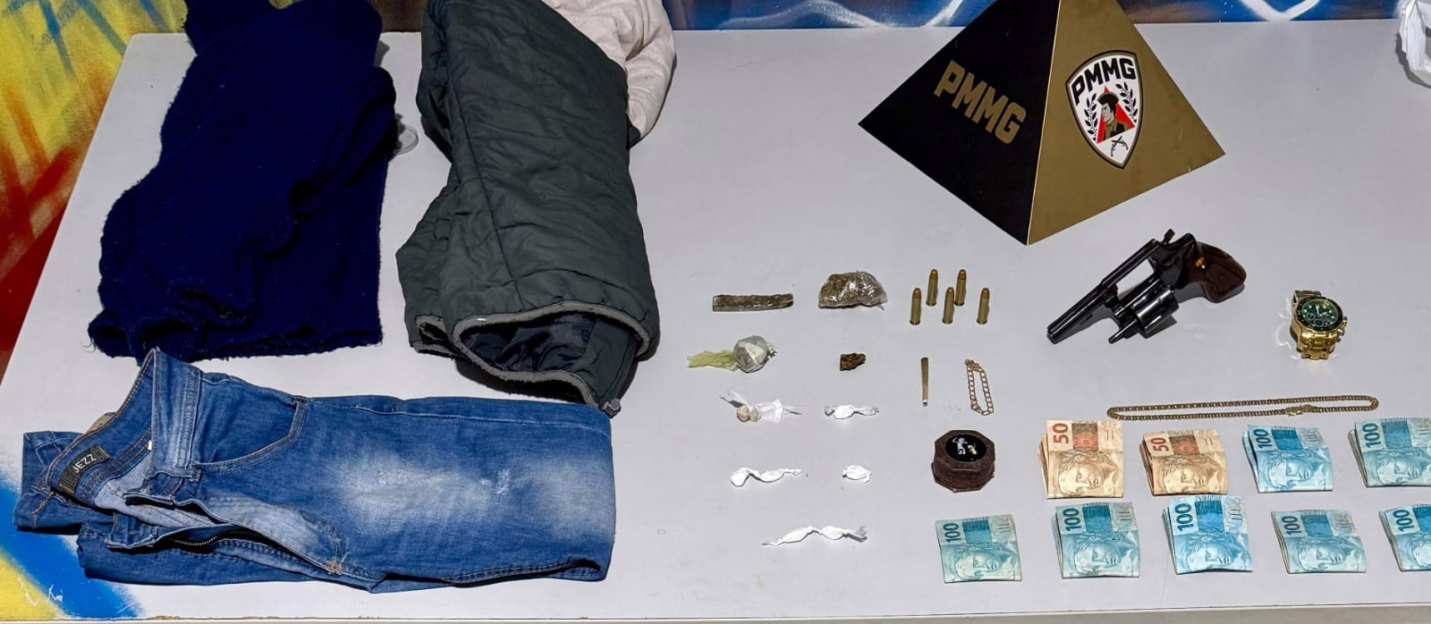 Segundo a Polícia Militar, os detidos têm idades entre 20 e 28 anos e são investigados por possível participação em um grupo criminoso atuante na região, com envolvimento em roubos e tráfico de drogas