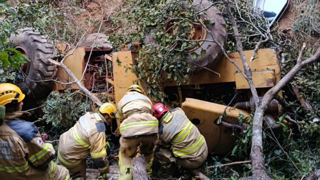 Ela despencou de 18 metros, ribanceira abaixo. 