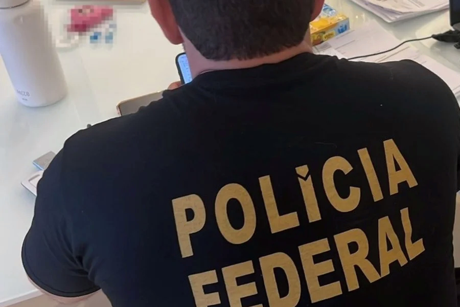 Os envolvidos poderão responder por crimes como falsificação de documento público, uso de documento falso e estelionato