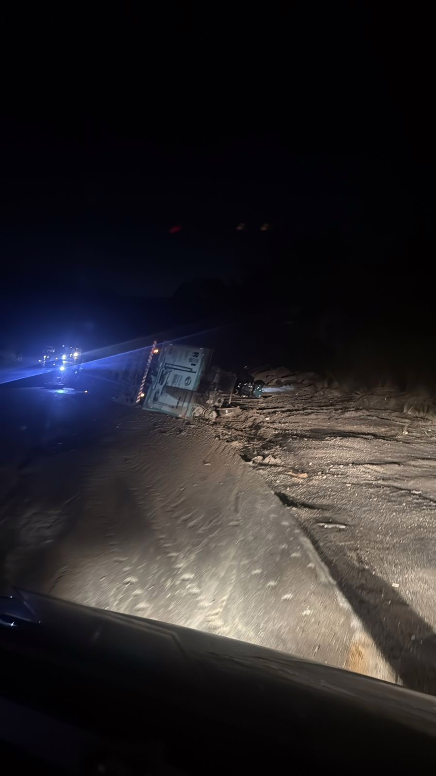 Equipes da concessionária responsável pelo trecho, a Nova 381, foram acionadas para atuar na ocorrência e garantir a segurança dos motoristas.