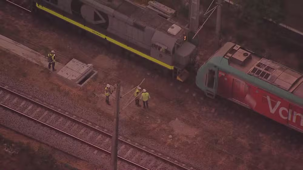 Trem descarrilado na linha 9-Esmeralda, da ViaMobilidade, na manhã desta segunda-feira, 27 de abril de 2026.