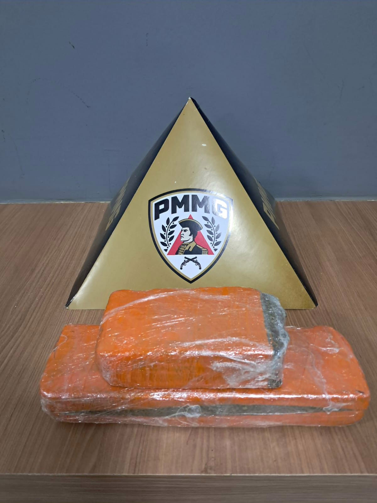 Ao longo das buscas, os policiais encontraram duas barras de maconha.