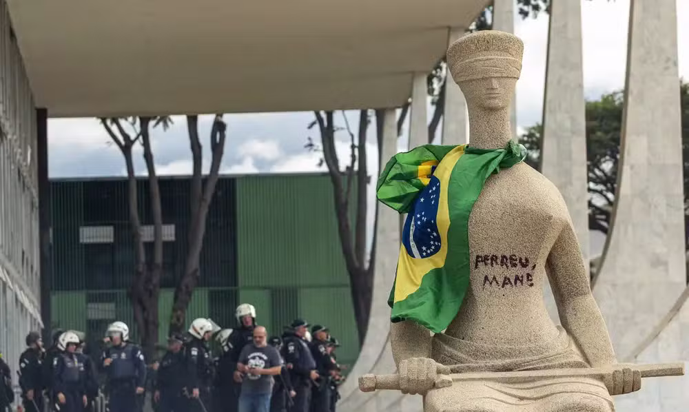 Estátua 'A Justiça', de Alfredo Ceschiatti, pichada por vândalos do 8 de janeiro, em frente à sede do STF, em Brasília