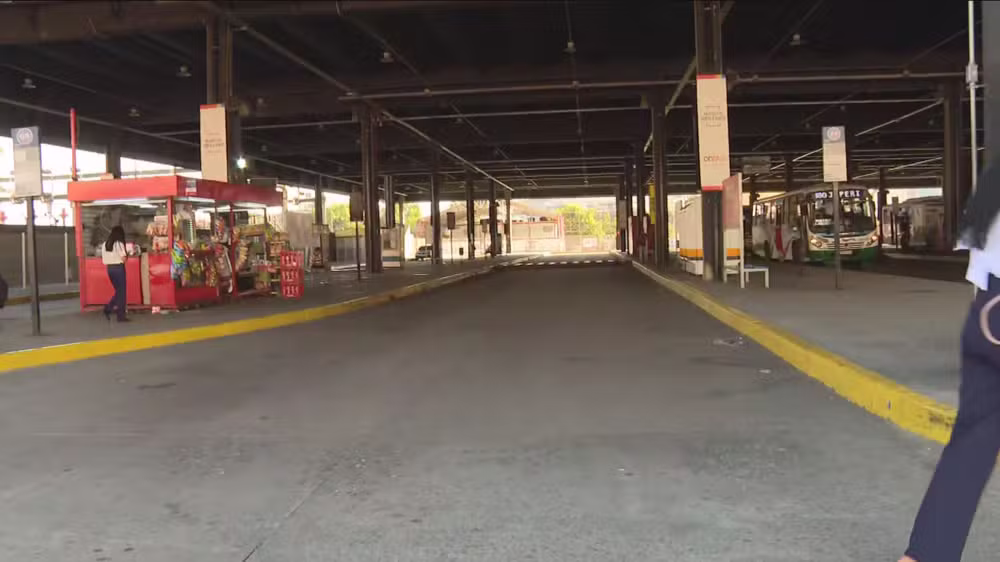Terminal rodoviário de Nova Iguaçu vazio durante horário de circulação de ônibus