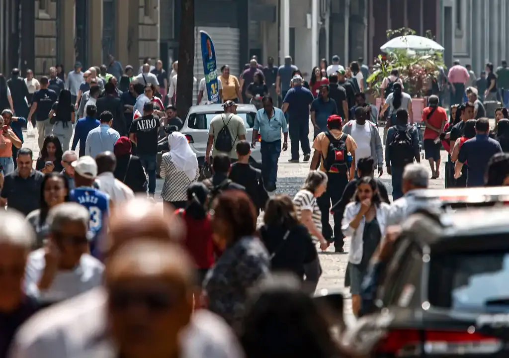 Movimento no comércio de São Paulo na rua 25 de Março, após o anúncio do aumento do PIB (Paulo Pinto/Agência Brasil) 

