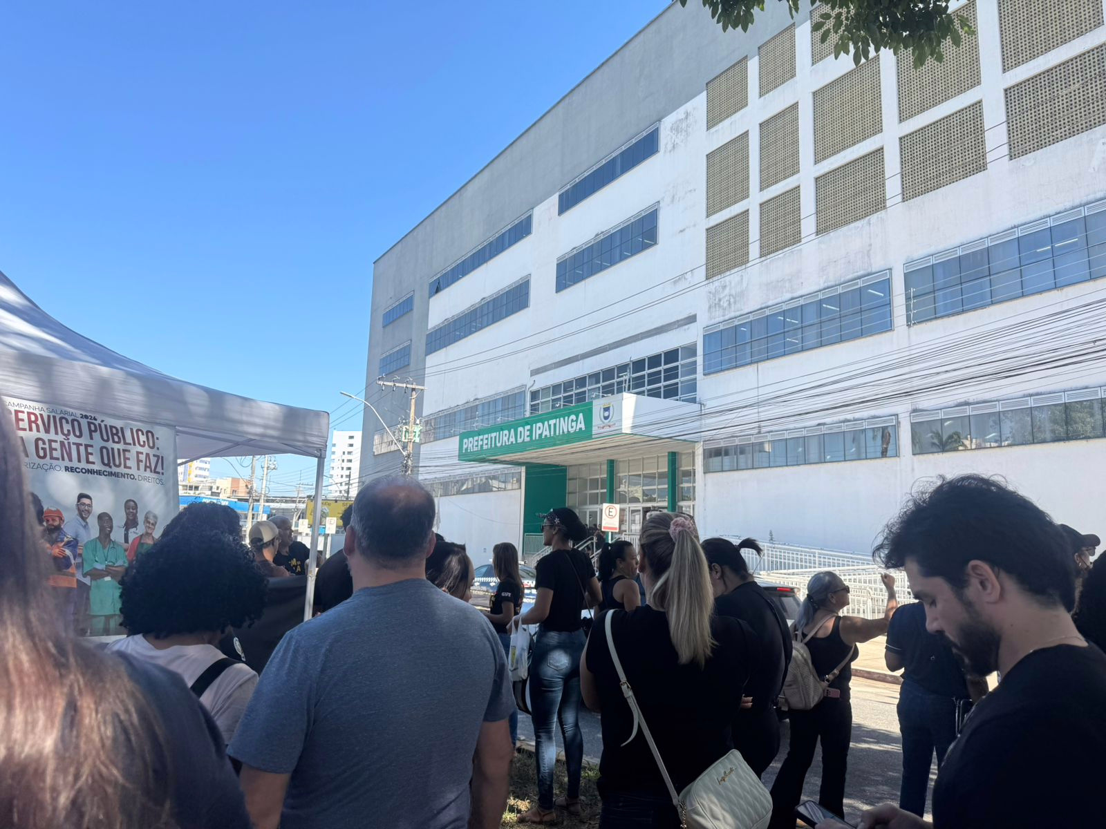 O grupo se instalou em frente as dependências da Prefeitura de Ipatinga. 