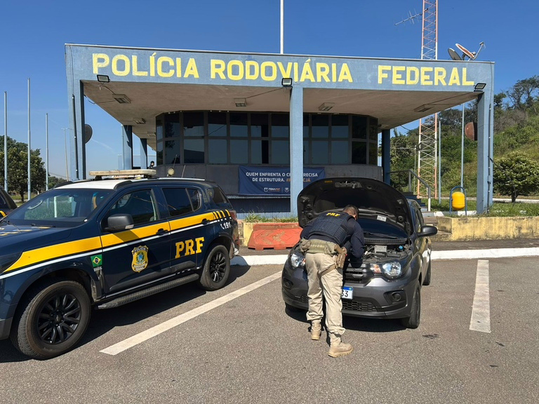 O carro foi apreendido e removido ao pátio credenciado.

A ocorrência foi encaminhada à Central de Flagrantes da Polícia, em Betim (MG), para as providências cabíveis.