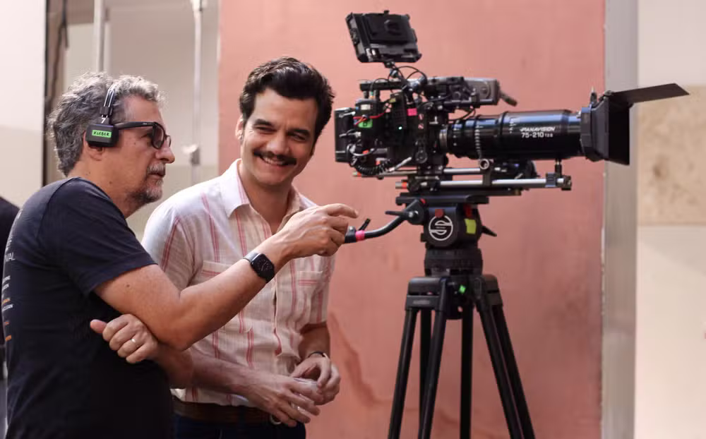 Kleber Mendonça Filho e Wagner Moura durante a filmagem de 'O agente secreto'