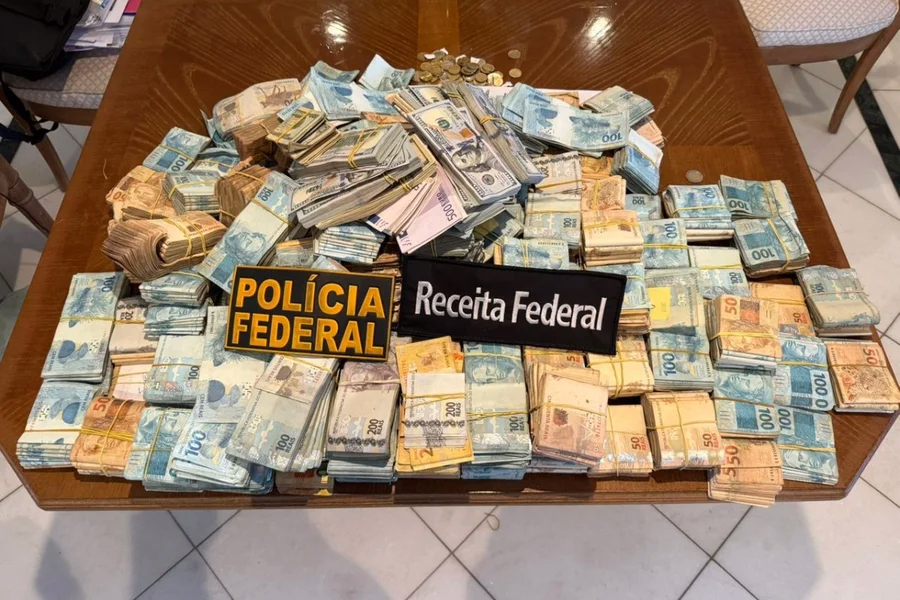 Os dólares em espécie, um encontrados na residência de um auditor da Receita Federal, em Niterói (RJ), ainda serão contabilizados
