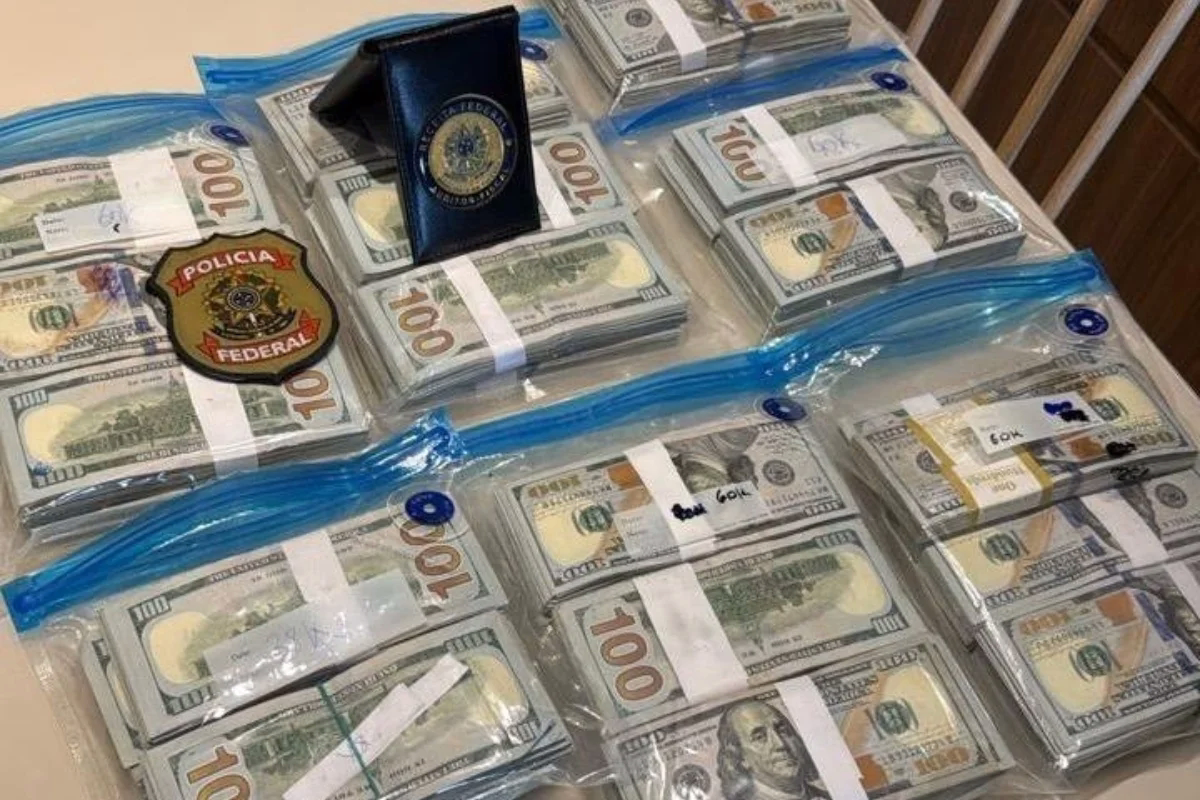 Os dólares em espécie, um encontrados na residência de um auditor da Receita Federal, em Niterói (RJ), ainda serão contabilizados
