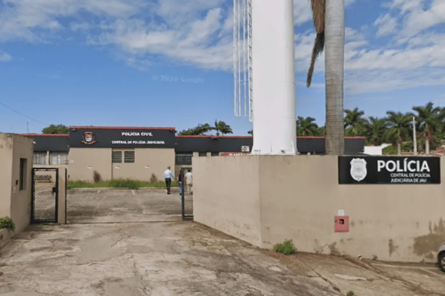 Prisão foi na noite de domingo (26) em Bocaina. Professor foi encontrado morto em sua residência.