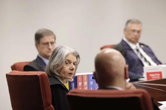 Ministros Alexandre de Moraes, Carmen Lúcia, o PGR Paulo Gonet e o presidente da Primeira Turma do STF, Flávio Dino, durante julgamento do núcleo 4 • LUIZ SILVEIRA/STF