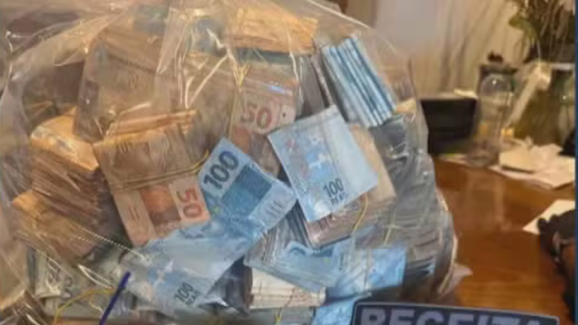 Cerca de R$ 2 milhões foram achados dentro de piano na casa de auditora fiscal