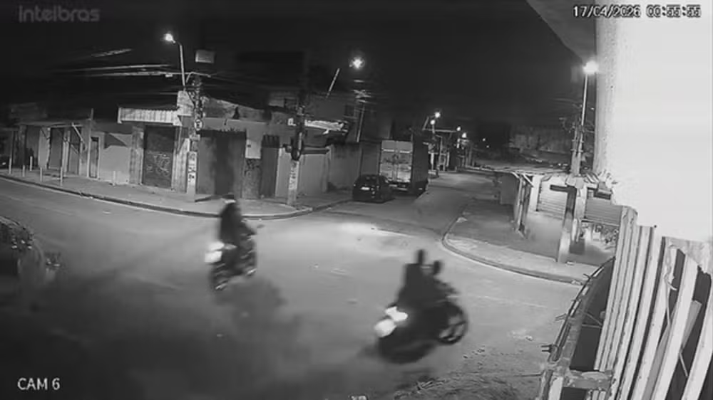 Criminosos de moto atiram em vítimas durante tentativa de assalto em São João de Meriti.