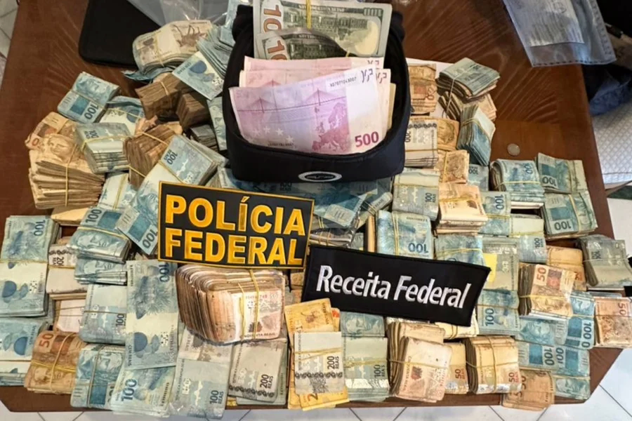 Nas fotos divulgadas, é possível ver uma grande quantidade de dinheiro em espécie, valor proveniente de um esquema de corrupção