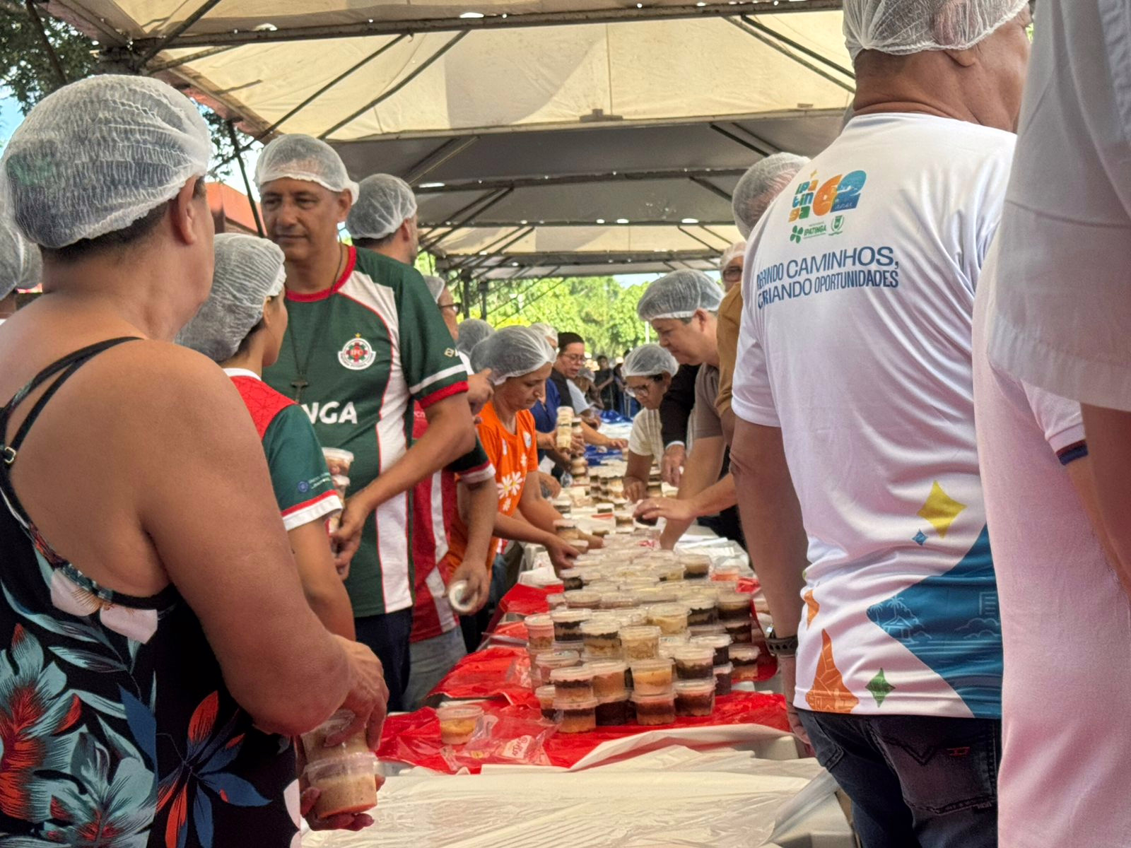 10 mil bolos foram distribuídos a população no Parque Ipanema. 